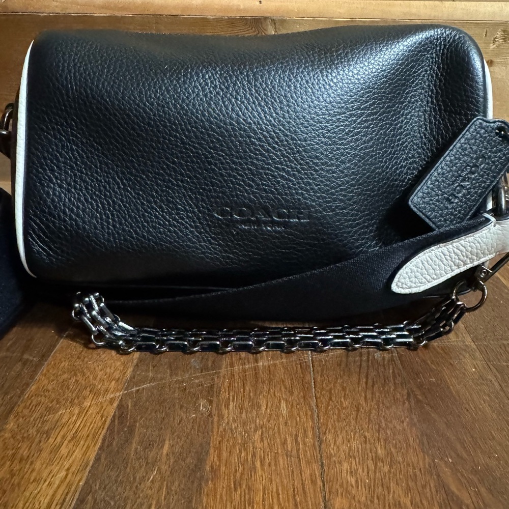 Coach unisex crossbody bag charms and decor strap included excellent condition - Picture 3 of 10